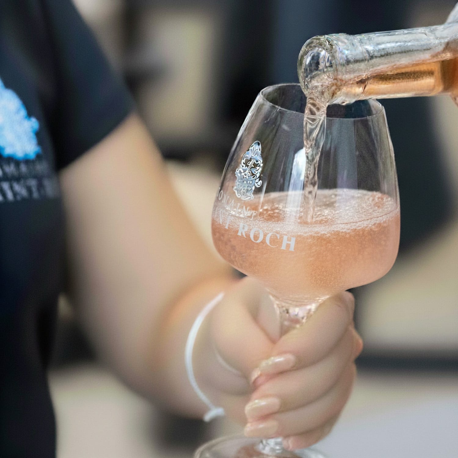 Service du rosé 1888 du Domaine de Saint-Roch