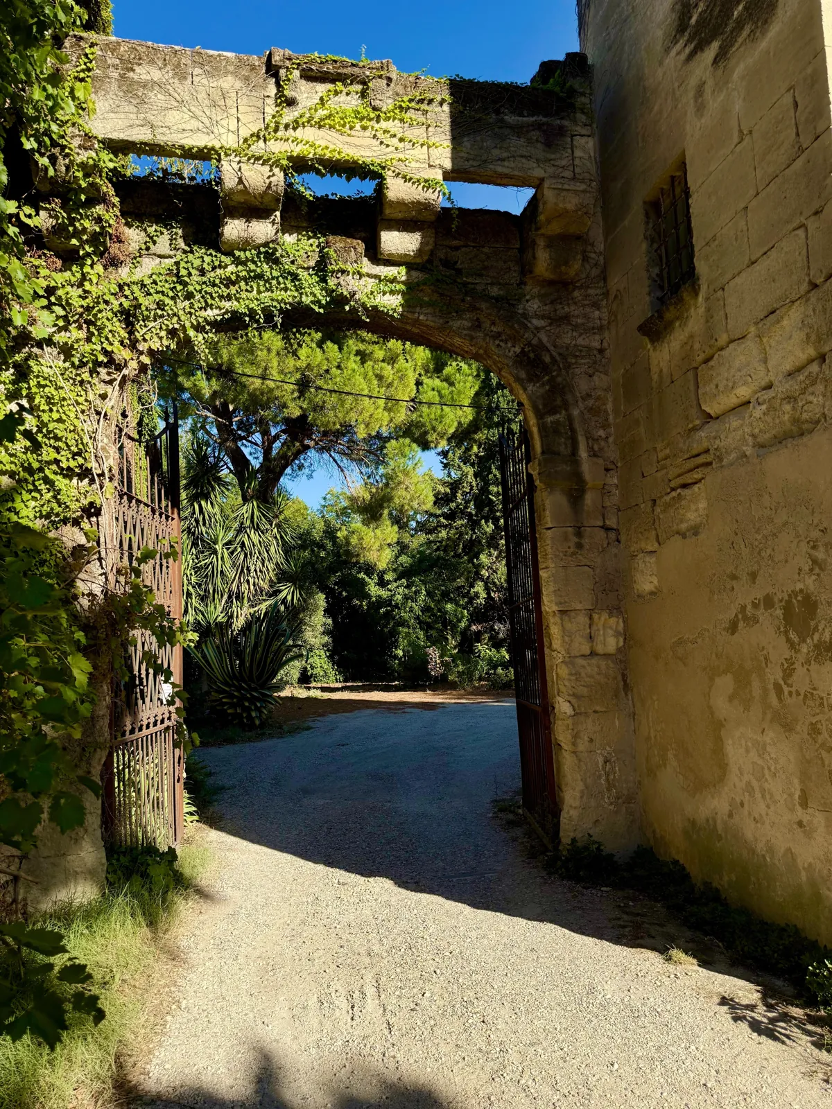 Porche en pierre du Domaine de la Tour de Lansac